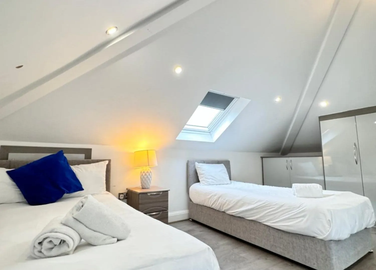 Hatton Apartments Heathrow Airport- Free Parking-Free Underground To And From Heathrow Airport Hatton Cross See Picture-See London Fast Hatton Cross To Central London 30Min