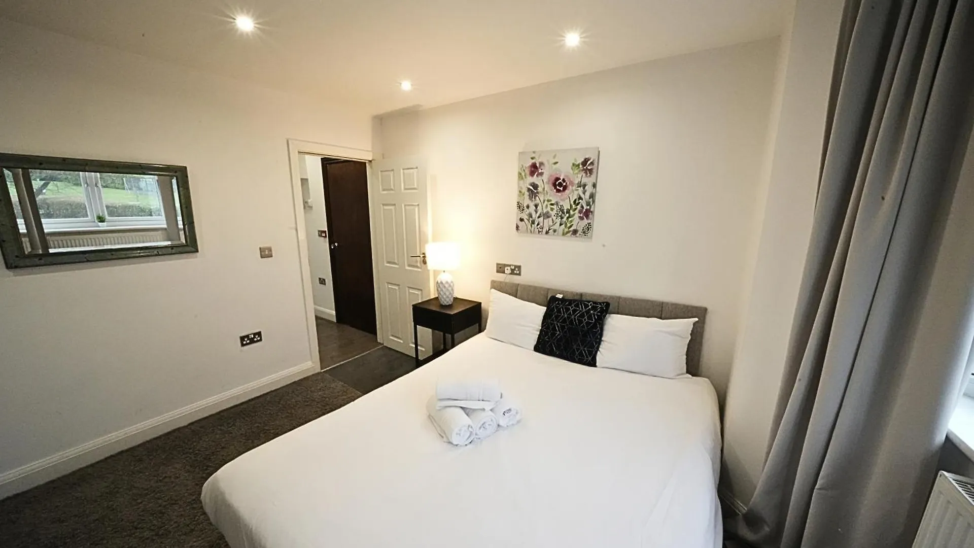 Hatton Apartments Heathrow Airport- Free Parking-Free Underground To And From Heathrow Airport Hatton Cross See Picture-See London Fast Hatton Cross To Central London 30Min