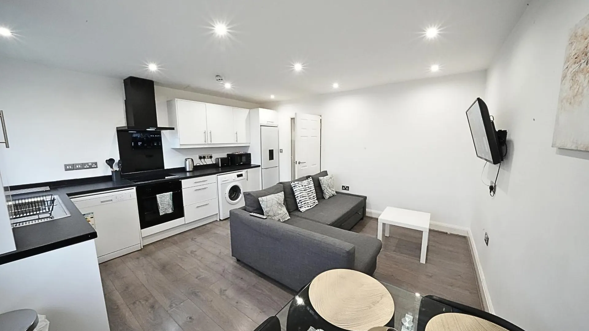 Hatton Apartments Heathrow Airport- Free Parking-Free Underground To And From Heathrow Airport Hatton Cross See Picture-See London Fast Hatton Cross To Central London 30Min Reino Unido