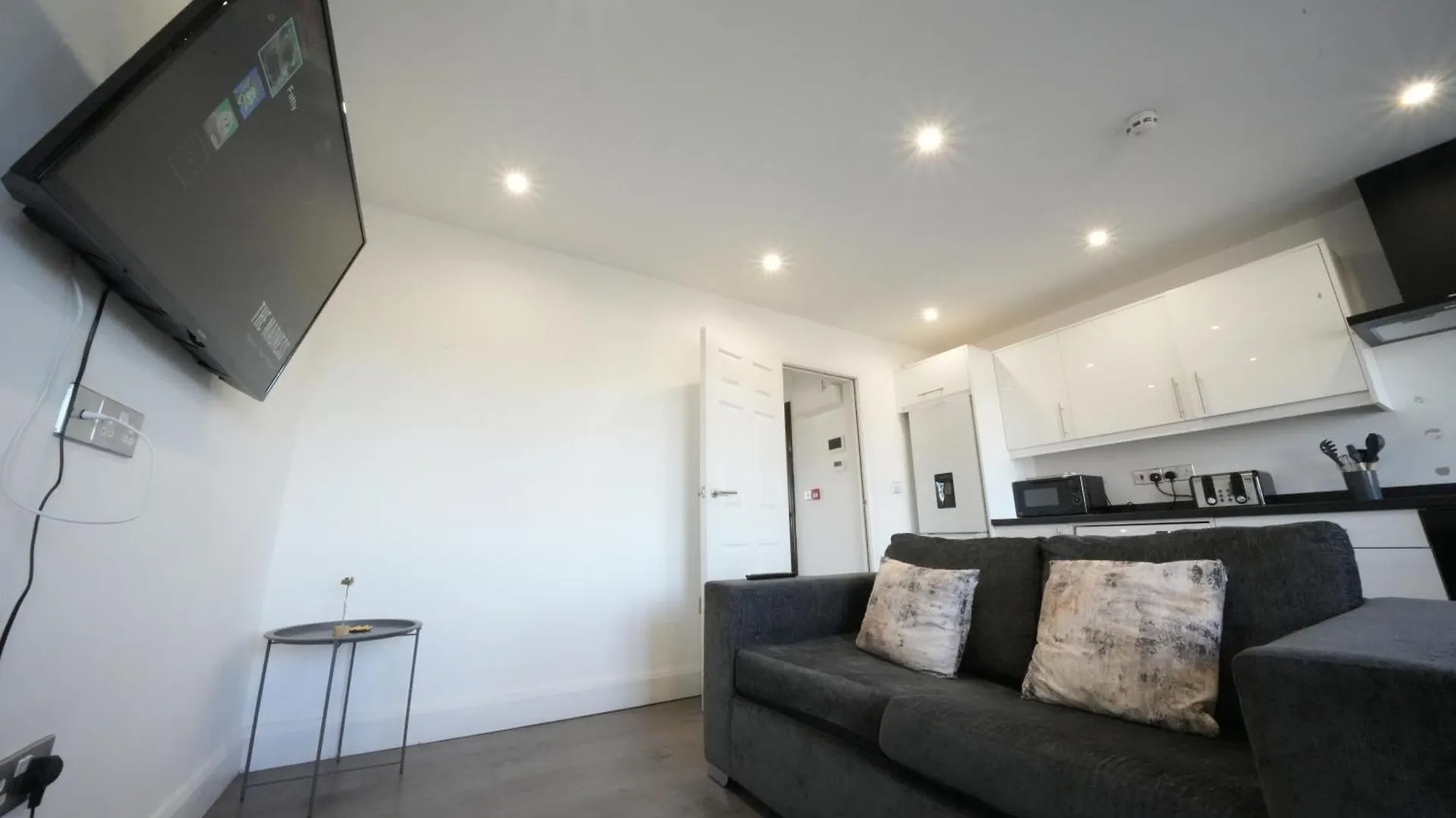 Hatton Apartments Heathrow Airport- Free Parking-Free Underground To And From Heathrow Airport Hatton Cross See Picture-See London Fast Hatton Cross To Central London 30Min