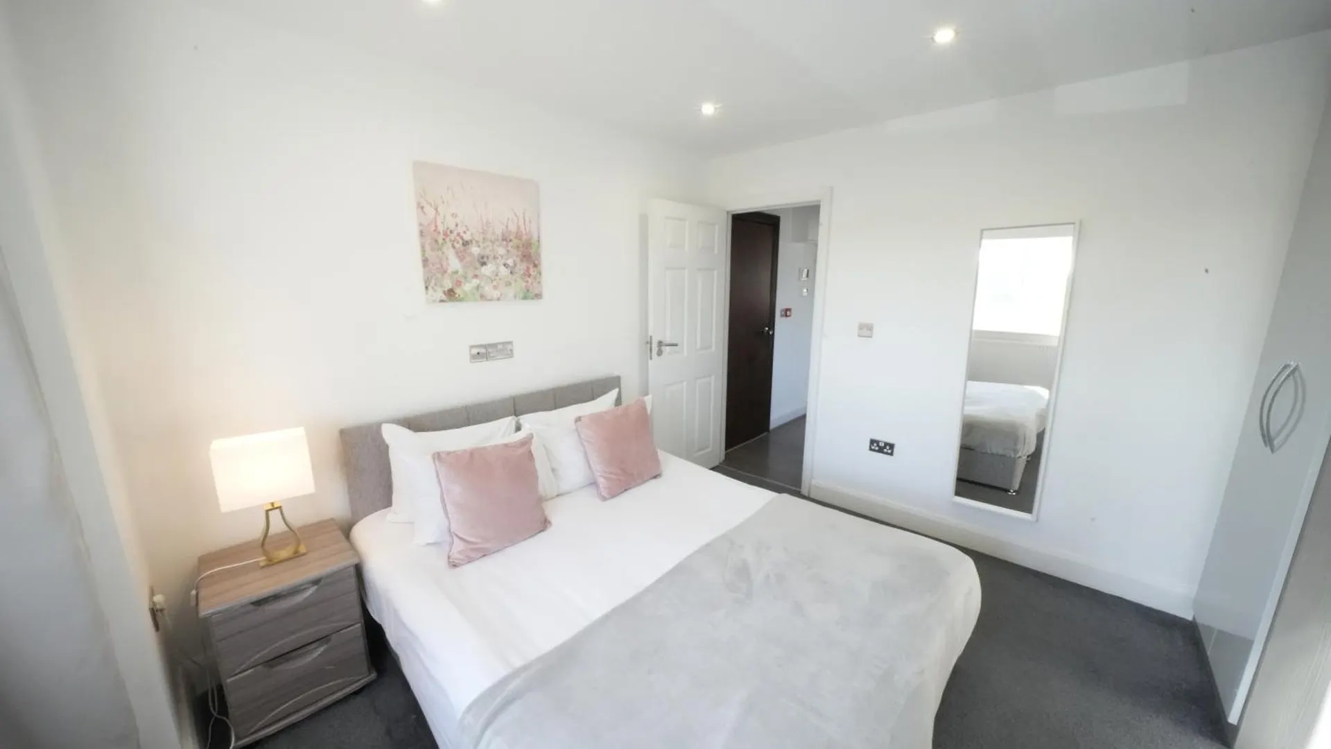 Hatton Apartments Heathrow Airport- Free Parking-Free Underground To And From Heathrow Airport Hatton Cross See Picture-See London Fast Hatton Cross To Central London 30Min 0*,