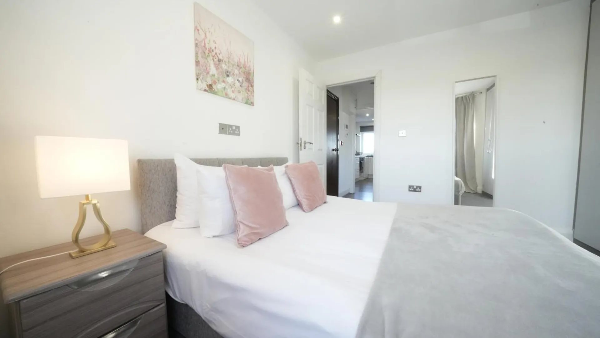 Hatton Apartments Heathrow Airport- Free Parking-Free Underground To And From Heathrow Airport Hatton Cross See Picture-See London Fast Hatton Cross To Central London 30Min Regno Unito