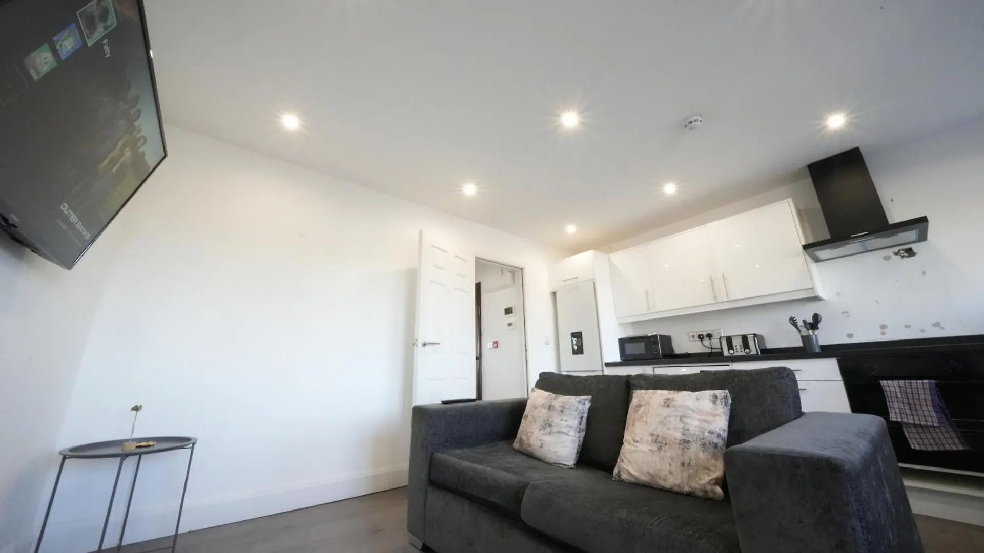 Hatton Apartments Heathrow Airport- Free Parking-Free Underground To And From Heathrow Airport Hatton Cross See Picture-See London Fast Hatton Cross To Central London 30Min