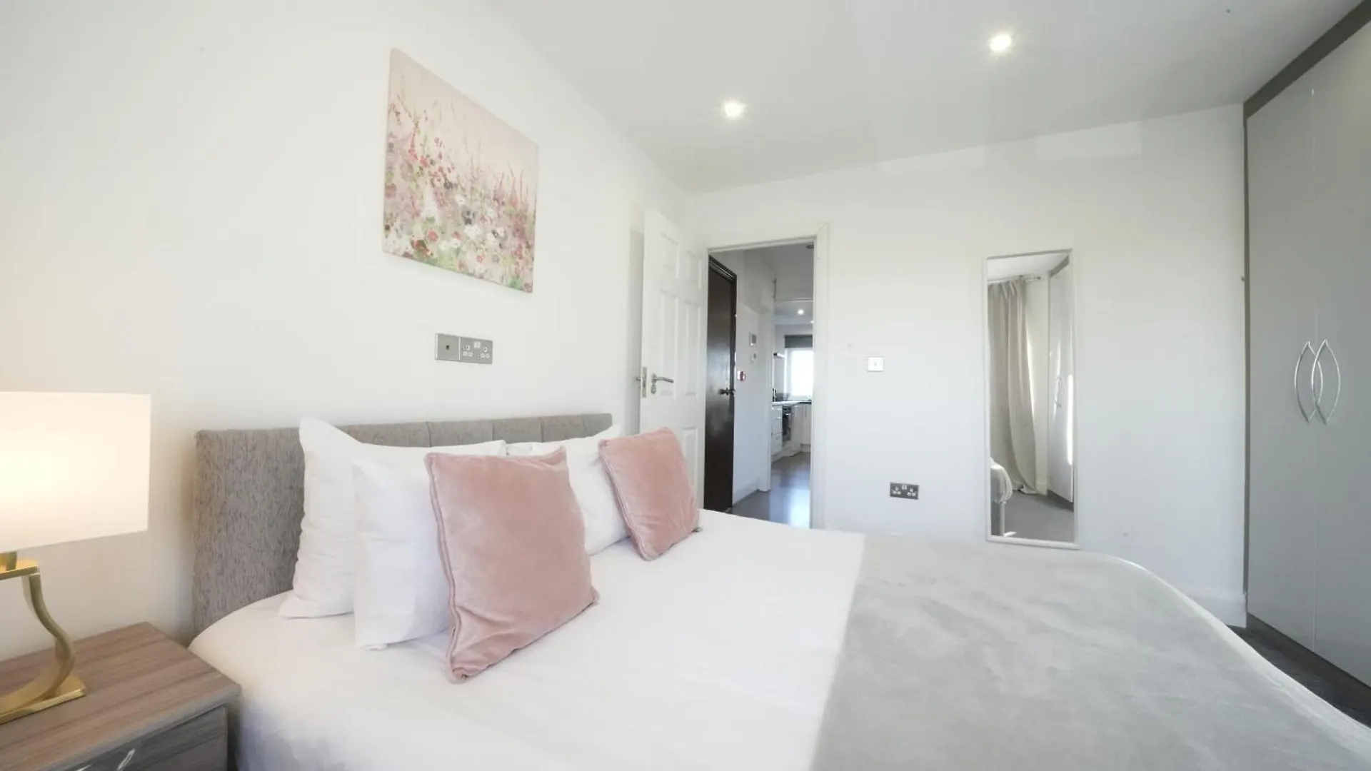 Hatton Apartments Heathrow Airport- Free Parking-Free Underground To And From Heathrow Airport Hatton Cross See Picture-See London Fast Hatton Cross To Central London 30Min 0*,