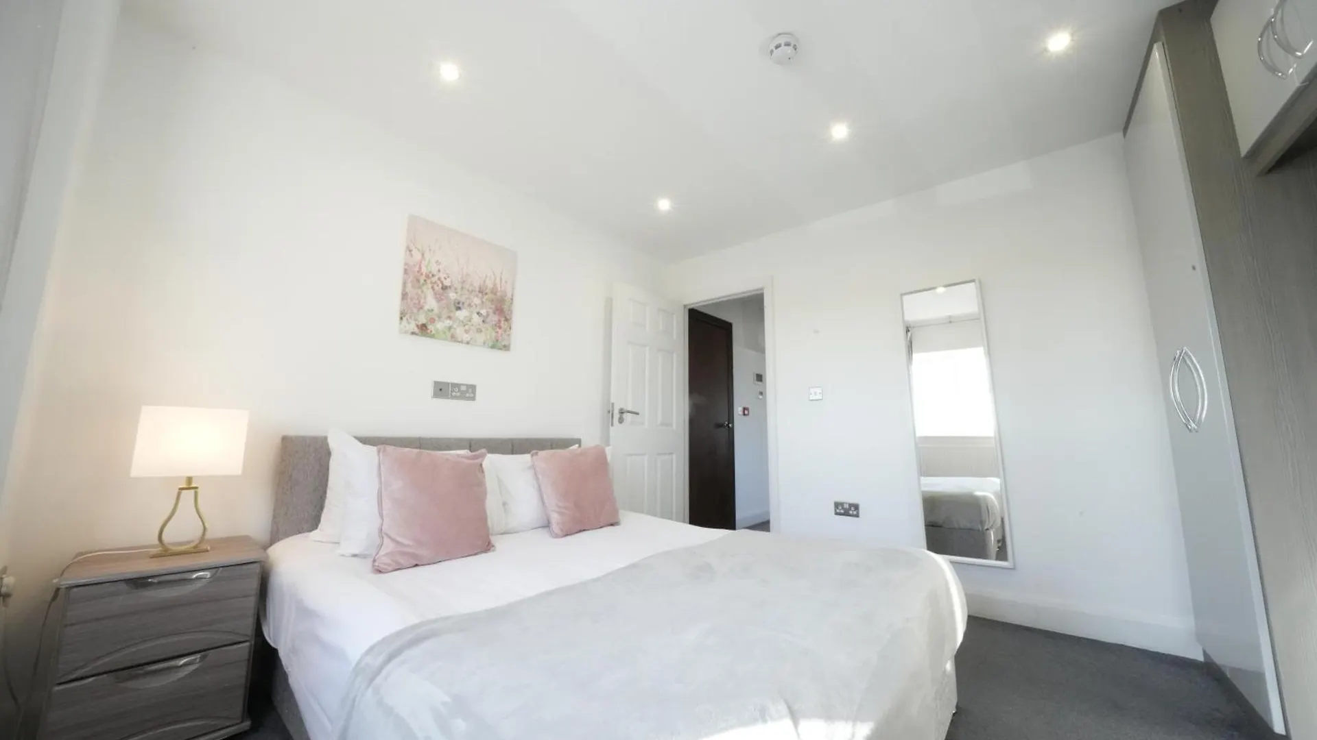 Hatton Apartments Heathrow Airport- Free Parking-Free Underground To And From Heathrow Airport Hatton Cross See Picture-See London Fast Hatton Cross To Central London 30Min