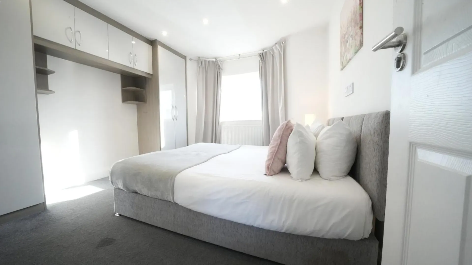 Hatton Apartments Heathrow Airport- Free Parking-Free Underground To And From Heathrow Airport Hatton Cross See Picture-See London Fast Hatton Cross To Central London 30Min
