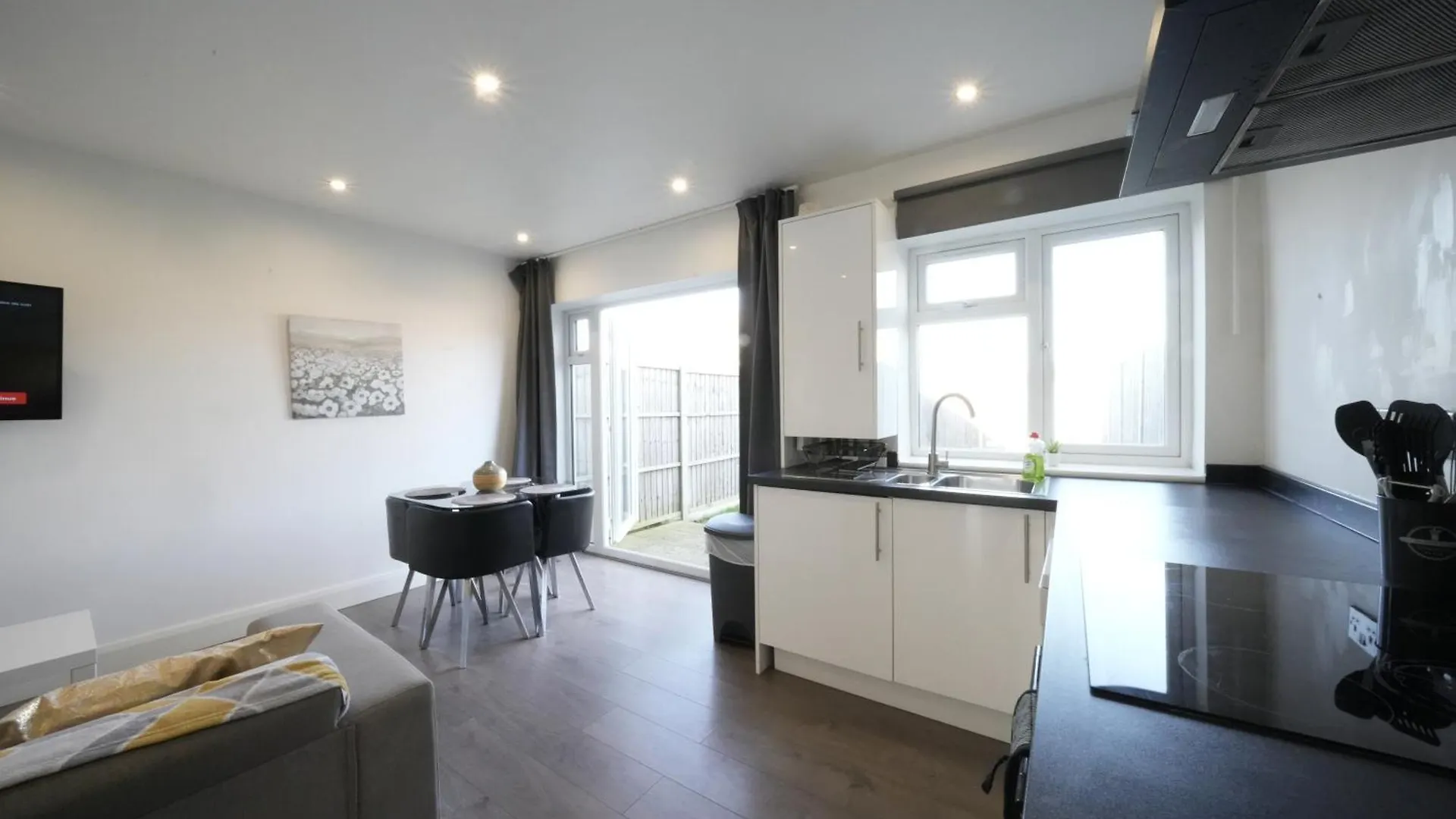 Hatton Apartments Heathrow Airport- Free Parking-Free Underground To And From Heathrow Airport Hatton Cross See Picture-See London Fast Hatton Cross To Central London 30Min