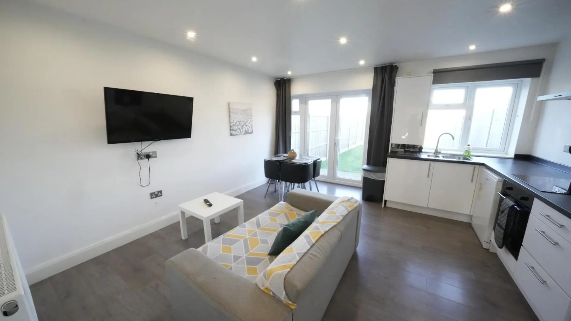 Hatton Apartments Heathrow Airport- Free Parking-Free Underground To And From Heathrow Airport Hatton Cross See Picture-See London Fast Hatton Cross To Central London 30Min