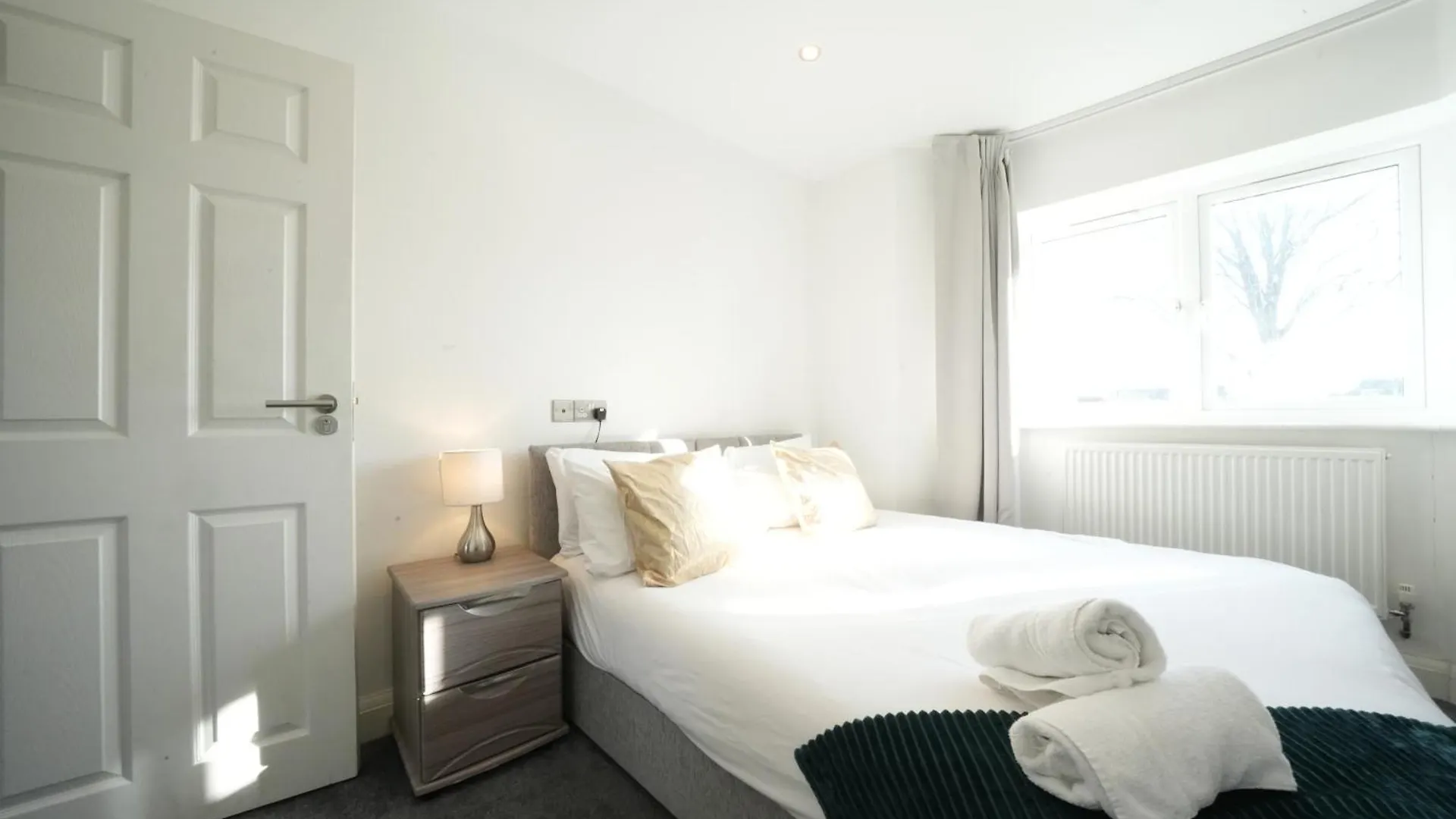 Hatton Apartments Heathrow Airport- Free Parking-Free Underground To And From Heathrow Airport Hatton Cross See Picture-See London Fast Hatton Cross To Central London 30Min