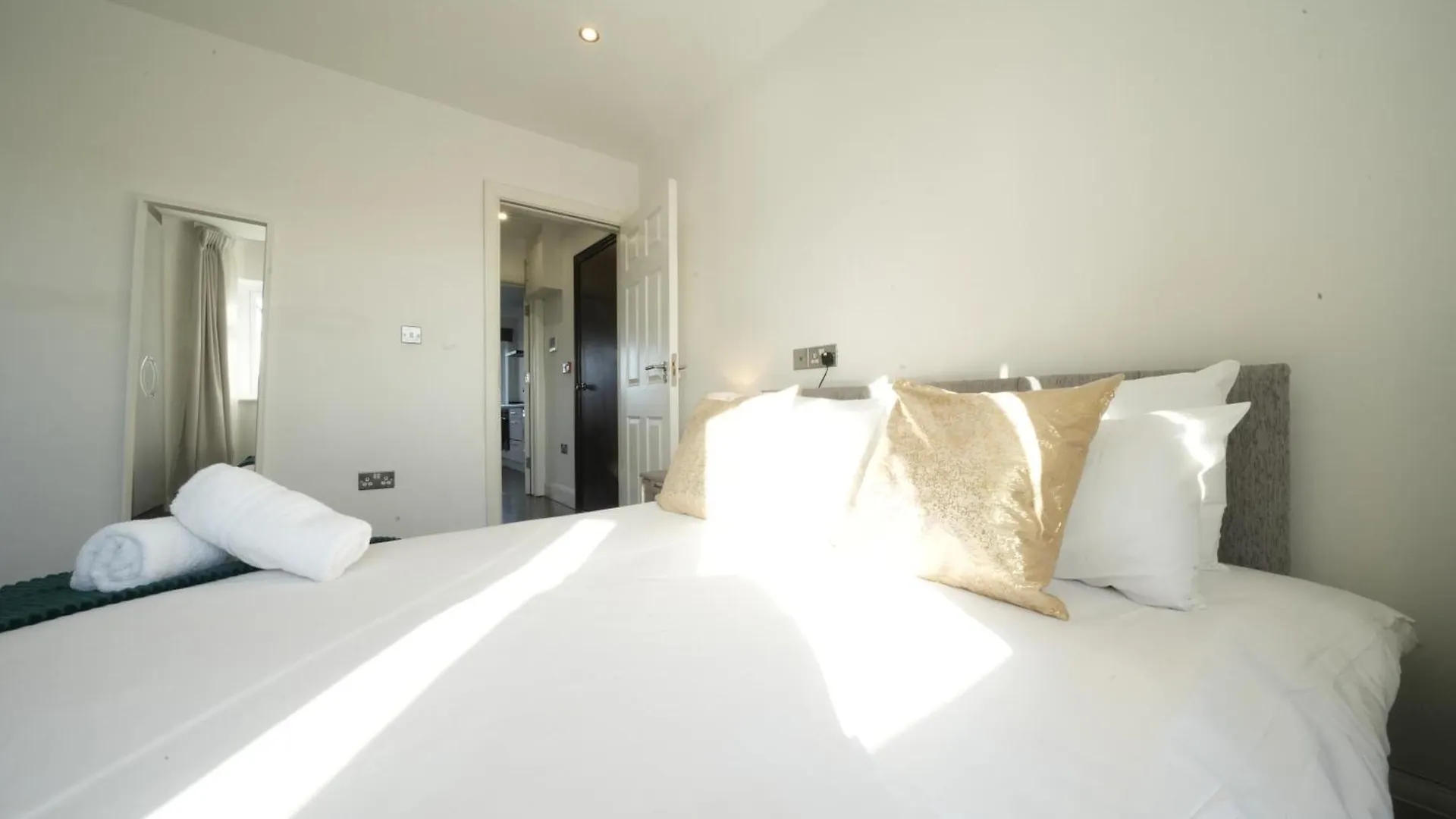 Hatton Apartments Heathrow Airport- Free Parking-Free Underground To And From Heathrow Airport Hatton Cross See Picture-See London Fast Hatton Cross To Central London 30Min Reino Unido