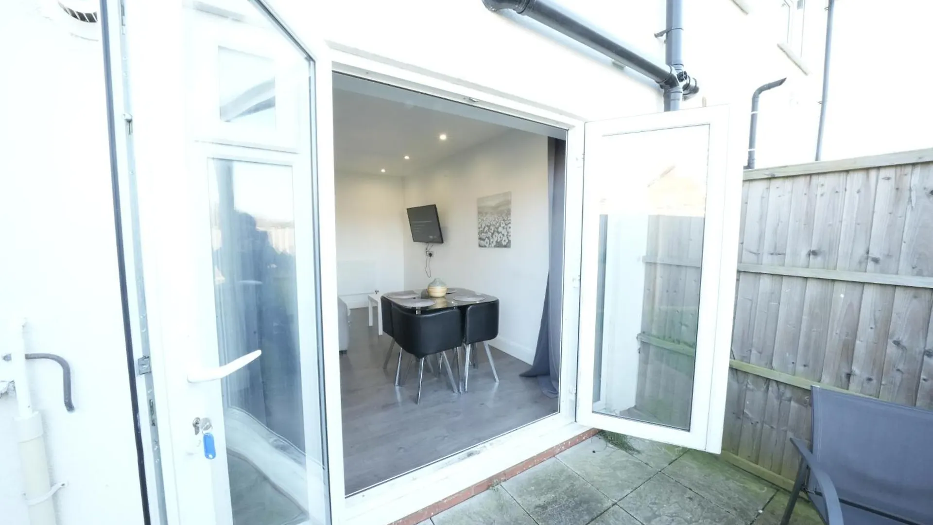 Hatton Apartments Heathrow Airport- Free Parking-Free Underground To And From Heathrow Airport Hatton Cross See Picture-See London Fast Hatton Cross To Central London 30Min