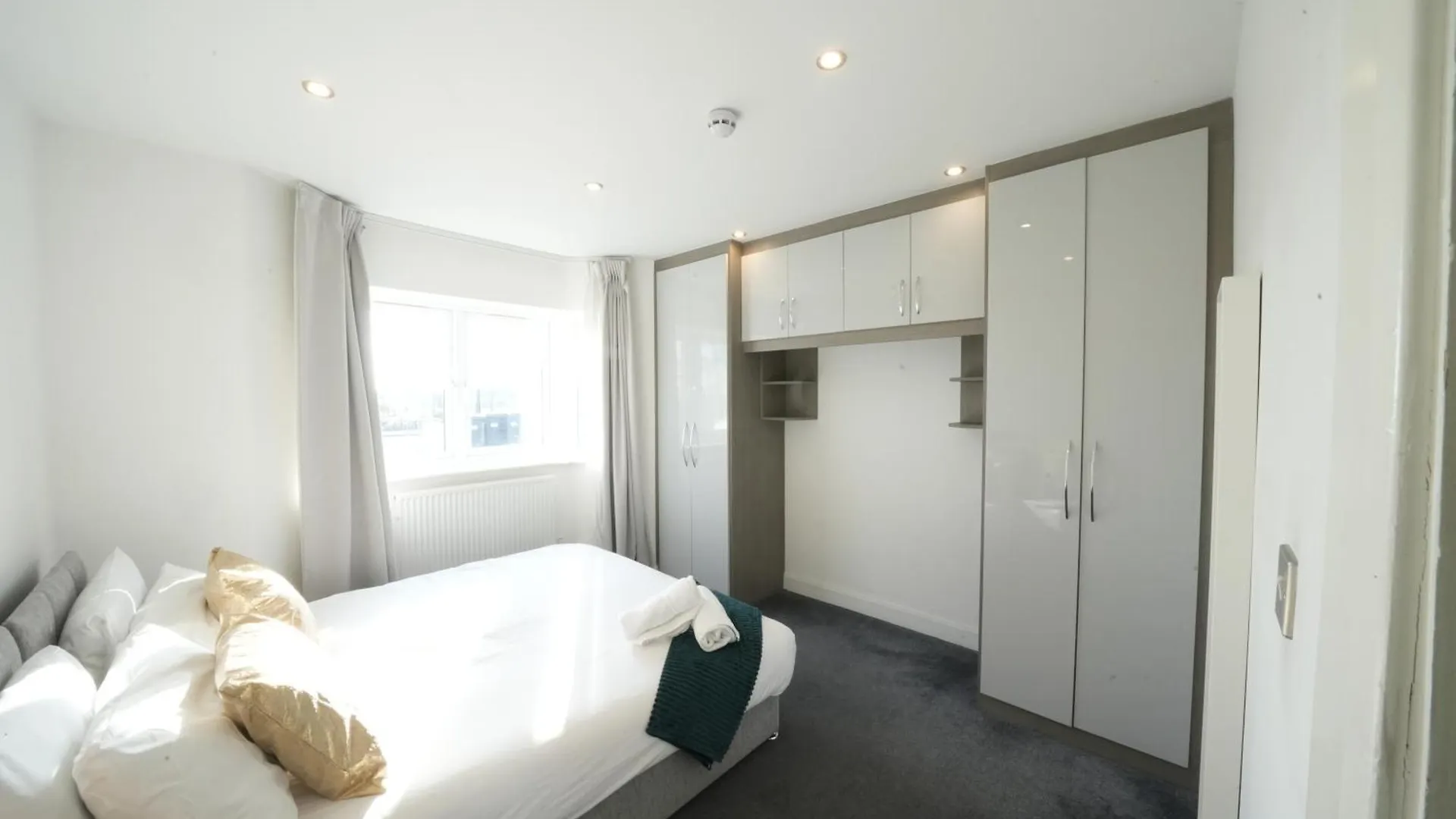 Hatton Apartments Heathrow Airport- Free Parking-Free Underground To And From Heathrow Airport Hatton Cross See Picture-See London Fast Hatton Cross To Central London 30Min