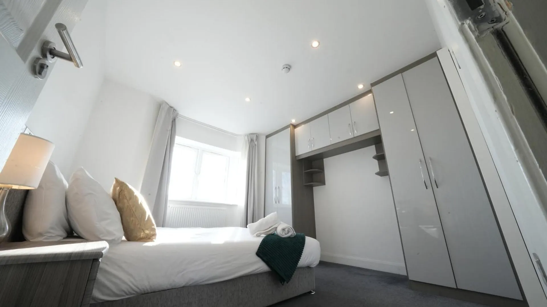 Hatton Apartments Heathrow Airport- Free Parking-Free Underground To And From Heathrow Airport Hatton Cross See Picture-See London Fast Hatton Cross To Central London 30Min