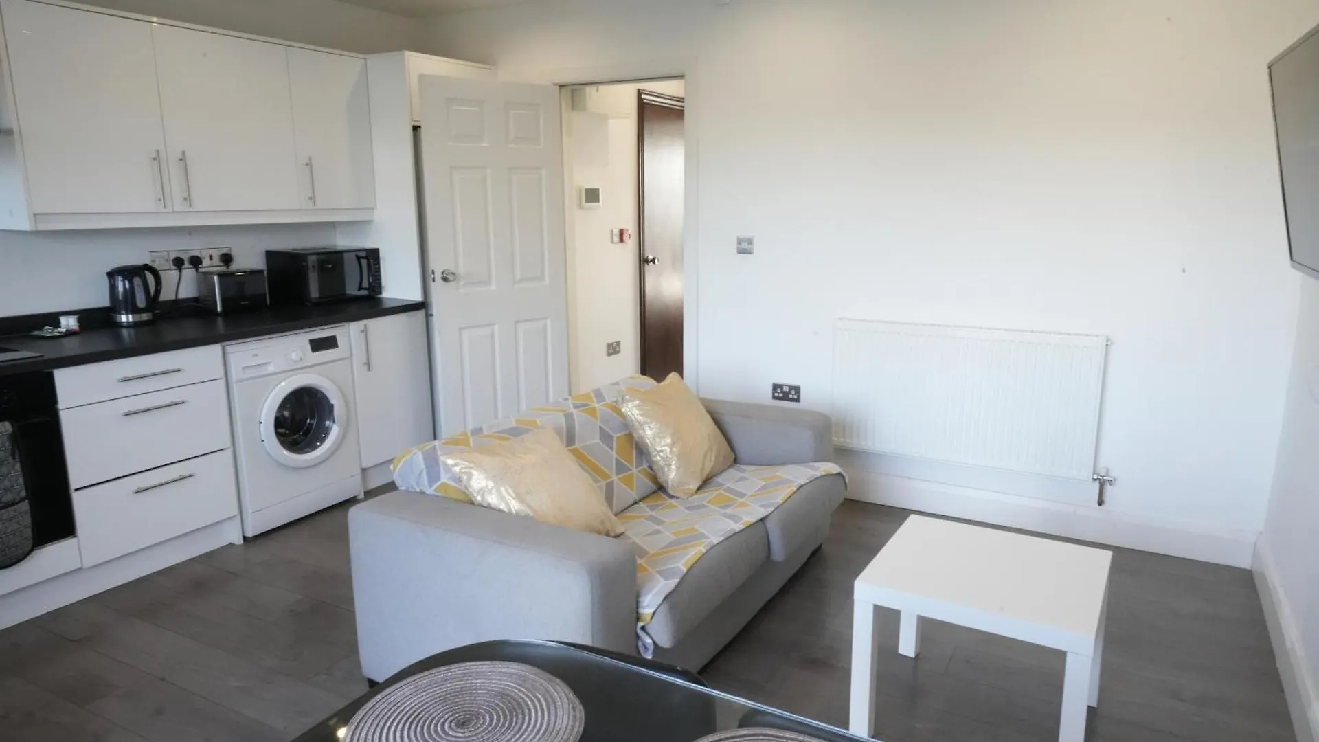 Hatton Apartments Heathrow Airport- Free Parking-Free Underground To And From Heathrow Airport Hatton Cross See Picture-See London Fast Hatton Cross To Central London 30Min