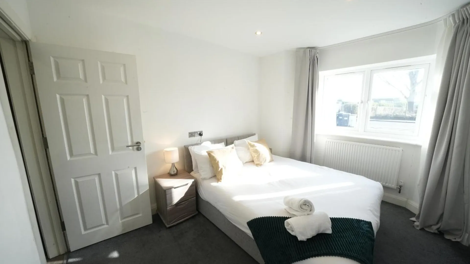 Hatton Apartments Heathrow Airport- Free Parking-Free Underground To And From Heathrow Airport Hatton Cross See Picture-See London Fast Hatton Cross To Central London 30Min