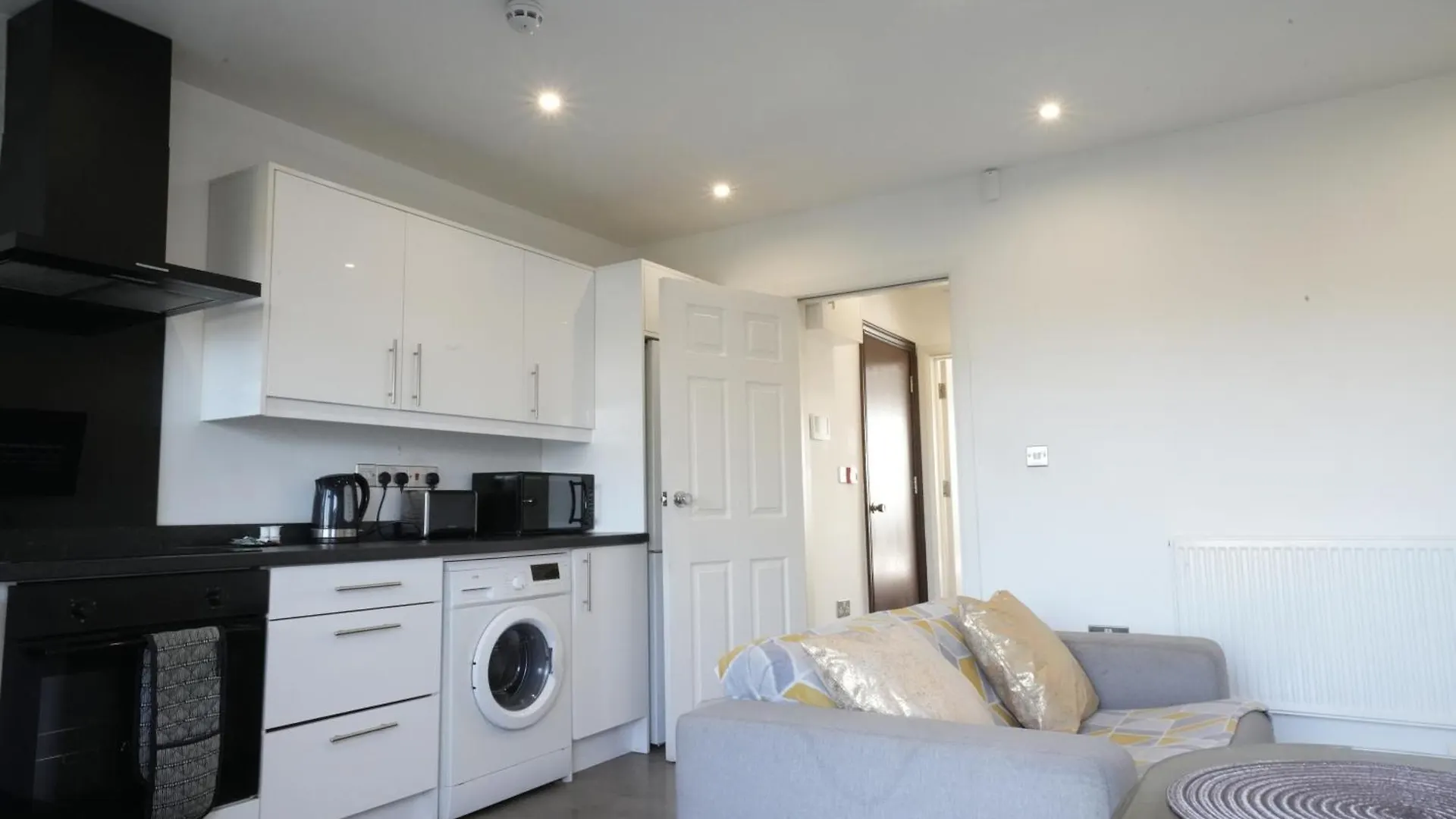 Hatton Apartments Heathrow Airport- Free Parking-Free Underground To And From Heathrow Airport Hatton Cross See Picture-See London Fast Hatton Cross To Central London 30Min