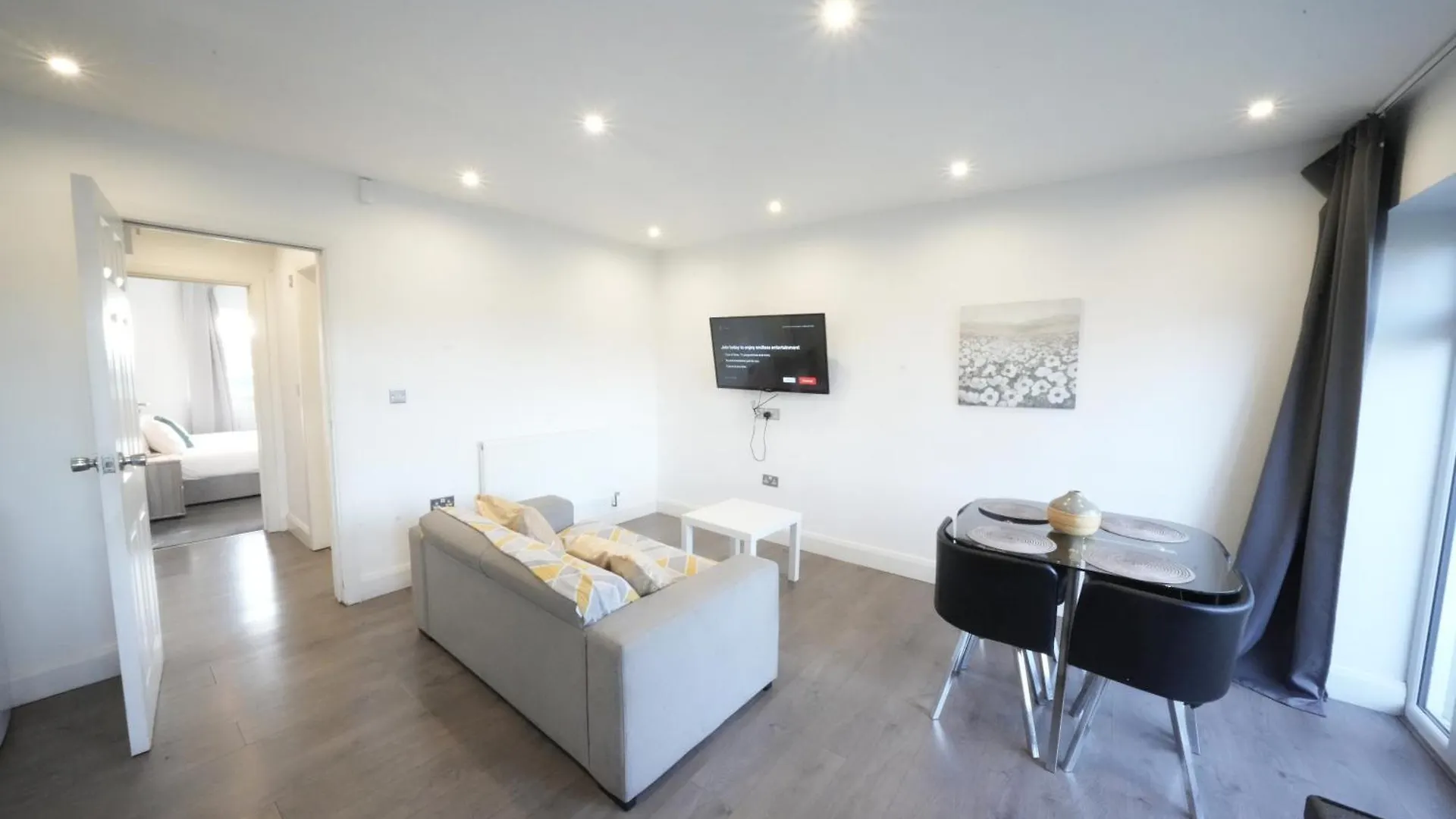 Hatton Apartments Heathrow Airport- Free Parking-Free Underground To And From Heathrow Airport Hatton Cross See Picture-See London Fast Hatton Cross To Central London 30Min