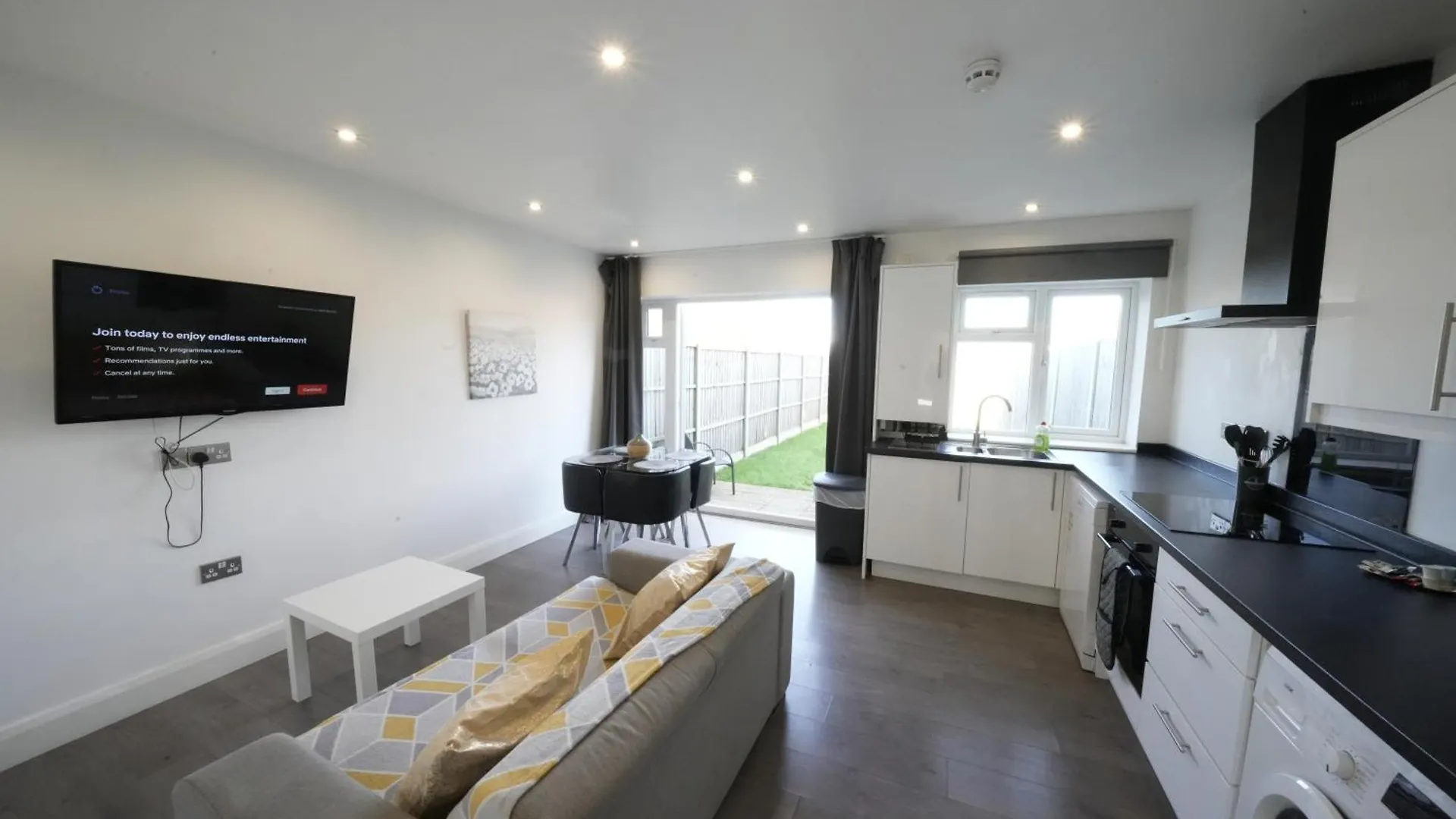 Hatton Apartments Heathrow Airport- Free Parking-Free Underground To And From Heathrow Airport Hatton Cross See Picture-See London Fast Hatton Cross To Central London 30Min