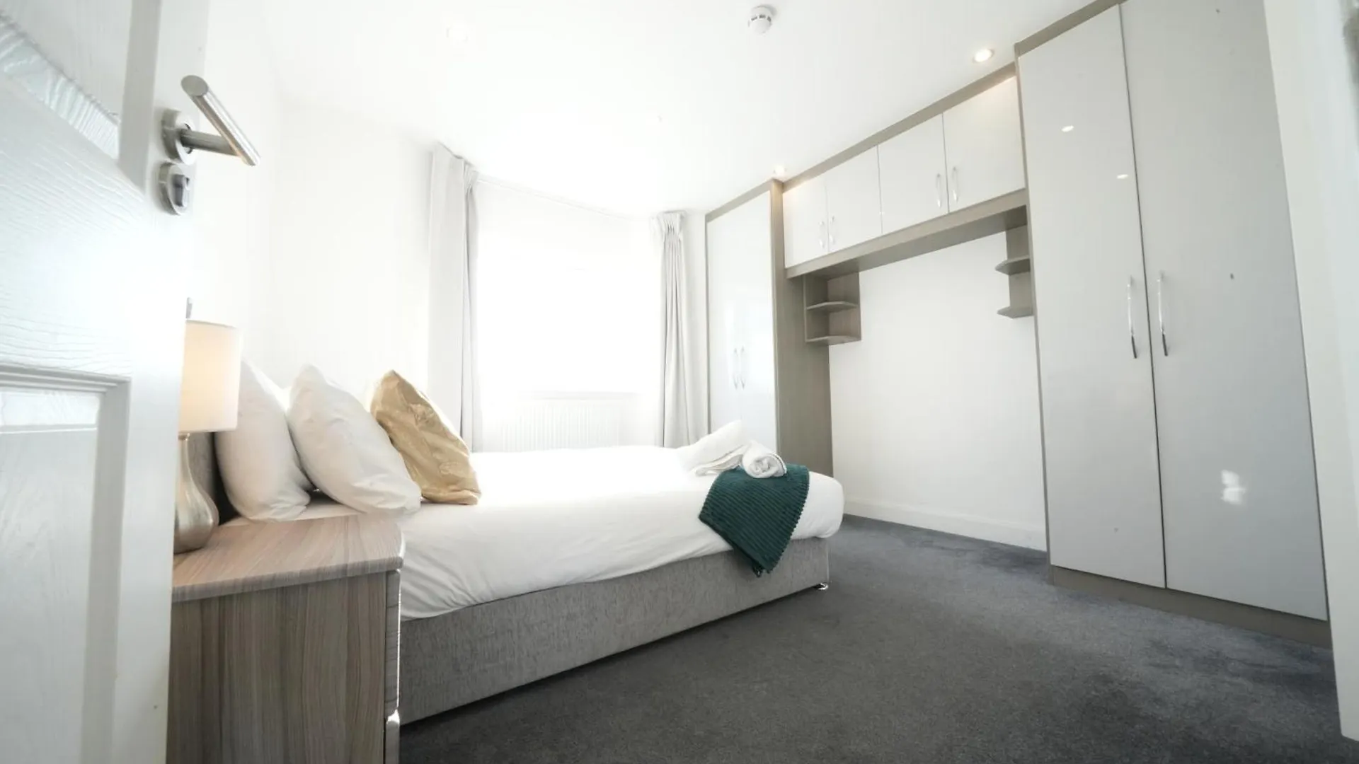 Hatton Apartments Heathrow Airport- Free Parking-Free Underground To And From Heathrow Airport Hatton Cross See Picture-See London Fast Hatton Cross To Central London 30Min