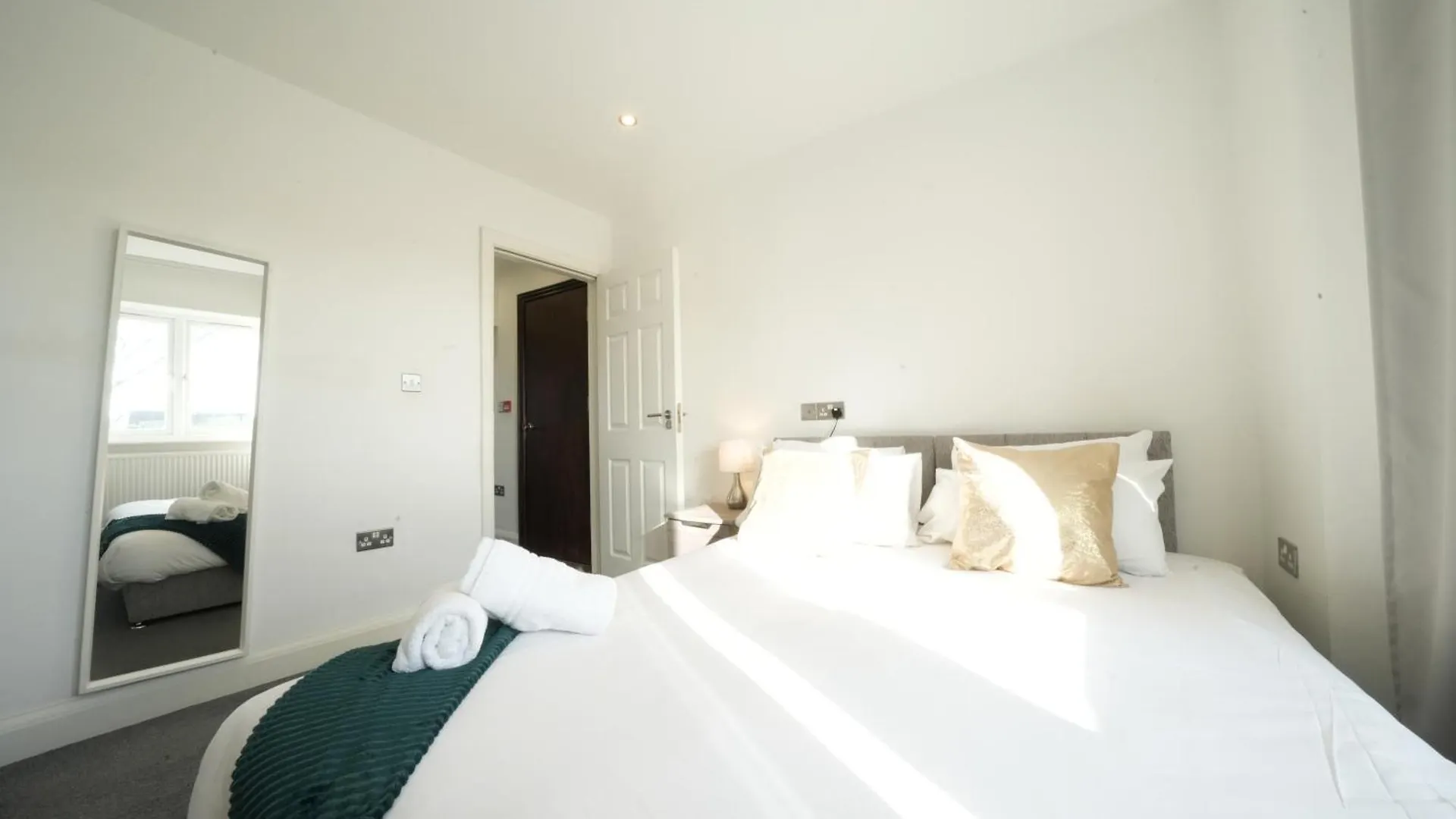 Hatton Apartments Heathrow Airport- Free Parking-Free Underground To And From Heathrow Airport Hatton Cross See Picture-See London Fast Hatton Cross To Central London 30Min