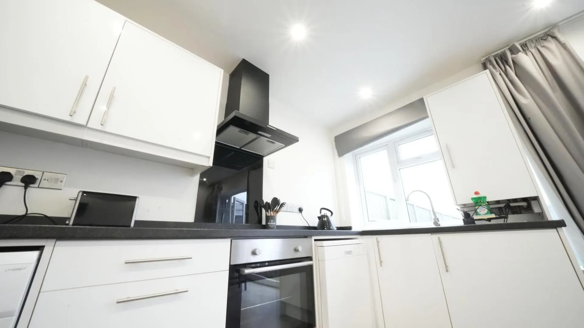 Hatton Apartments Heathrow Airport- Free Parking-Free Underground To And From Heathrow Airport Hatton Cross See Picture-See London Fast Hatton Cross To Central London 30Min 0*,