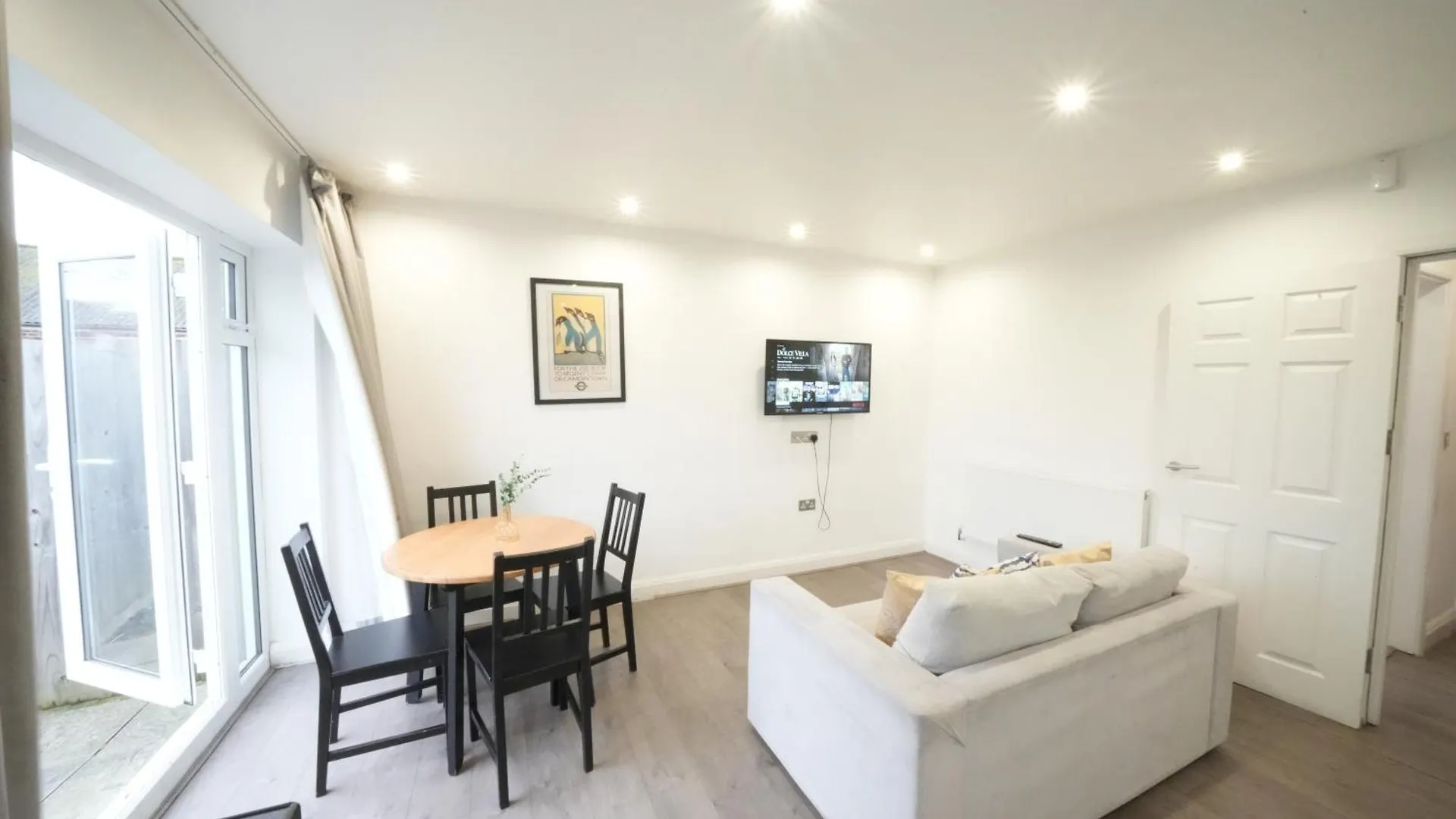 Hatton Apartments Heathrow Airport- Free Parking-Free Underground To And From Heathrow Airport Hatton Cross See Picture-See London Fast Hatton Cross To Central London 30Min