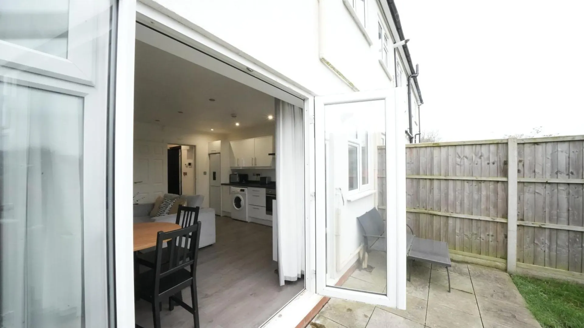 Hatton Apartments Heathrow Airport- Free Parking-Free Underground To And From Heathrow Airport Hatton Cross See Picture-See London Fast Hatton Cross To Central London 30Min
