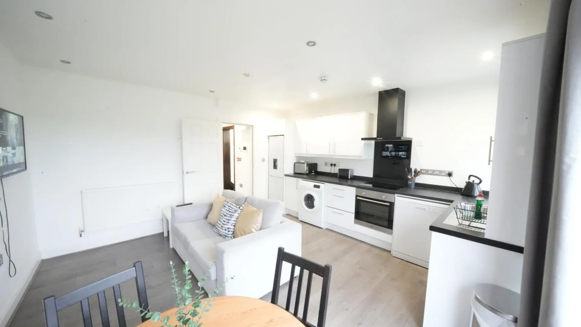 Hatton Apartments Heathrow Airport- Free Parking-Free Underground To And From Heathrow Airport Hatton Cross See Picture-See London Fast Hatton Cross To Central London 30Min