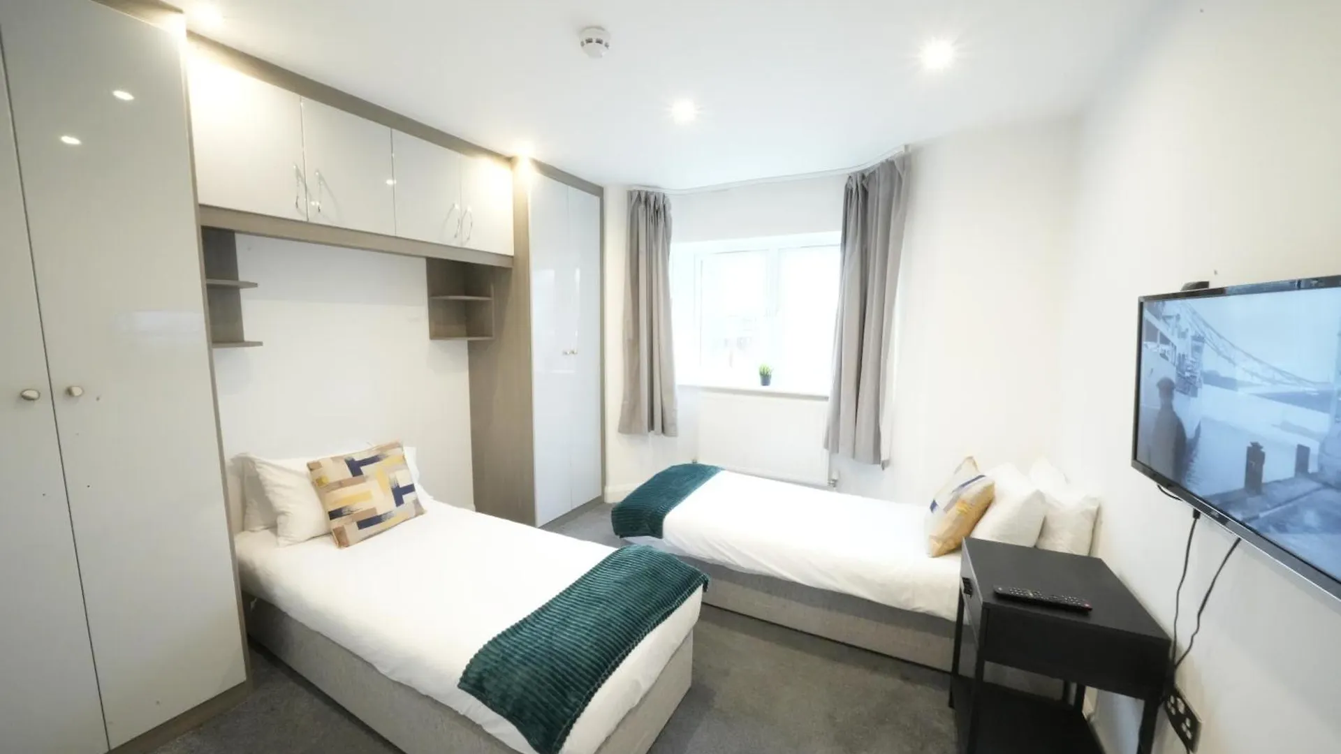 Hatton Apartments Heathrow Airport- Free Parking-Free Underground To And From Heathrow Airport Hatton Cross See Picture-See London Fast Hatton Cross To Central London 30Min