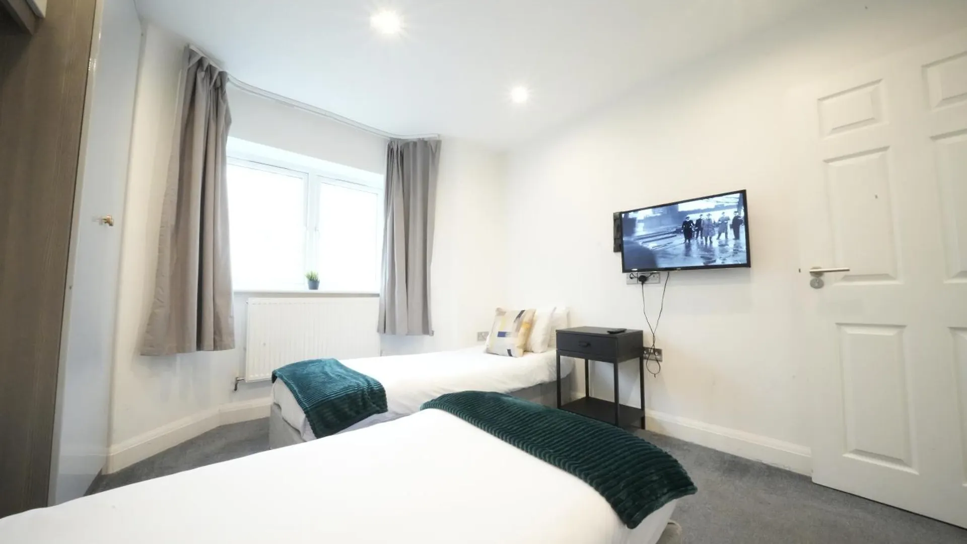 Hatton Apartments Heathrow Airport- Free Parking-Free Underground To And From Heathrow Airport Hatton Cross See Picture-See London Fast Hatton Cross To Central London 30Min 0*,