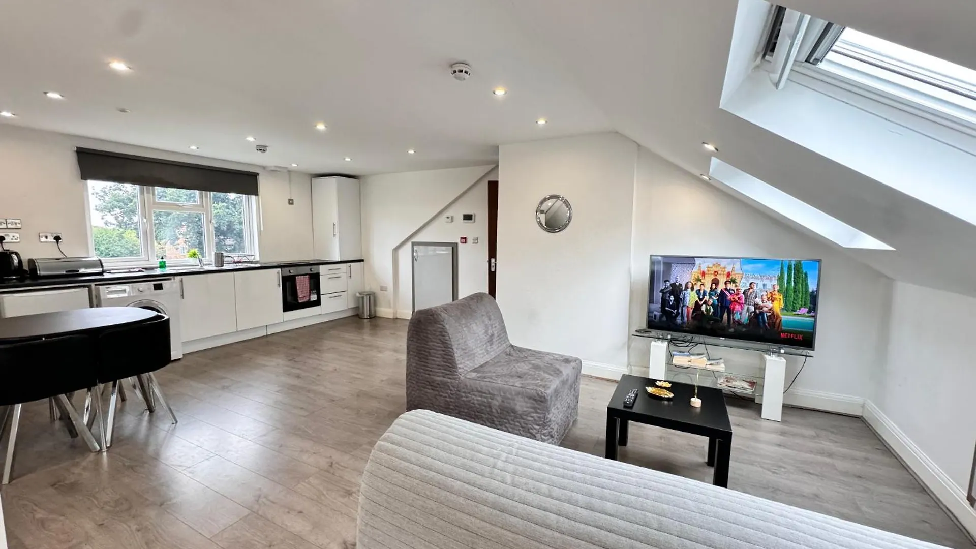 Hatton Apartments Heathrow Airport- Free Parking-Free Underground To And From Heathrow Airport Hatton Cross See Picture-See London Fast Hatton Cross To Central London 30Min