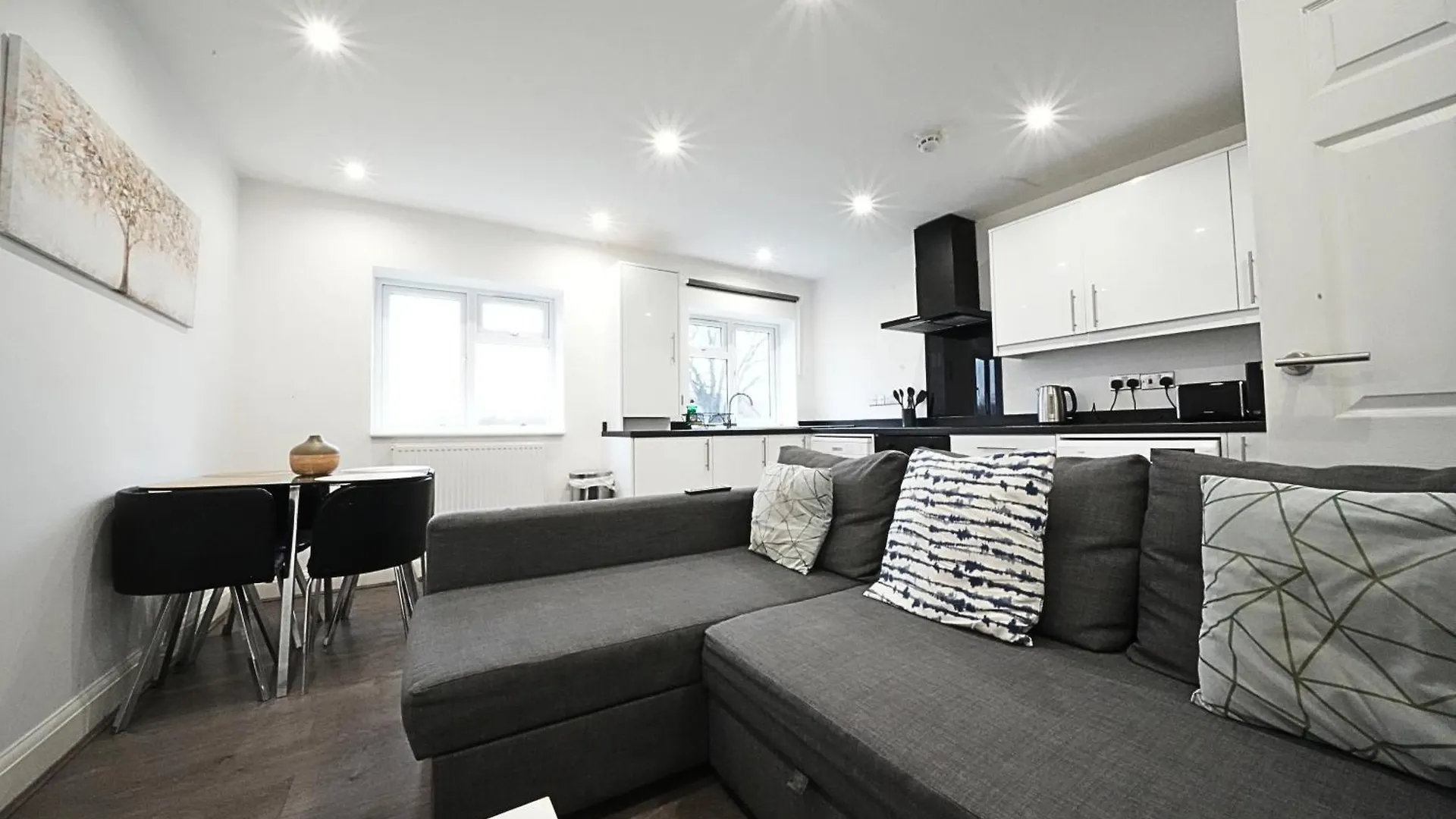 Hatton Apartments Heathrow Airport- Free Parking-Free Underground To And From Heathrow Airport Hatton Cross See Picture-See London Fast Hatton Cross To Central London 30Min