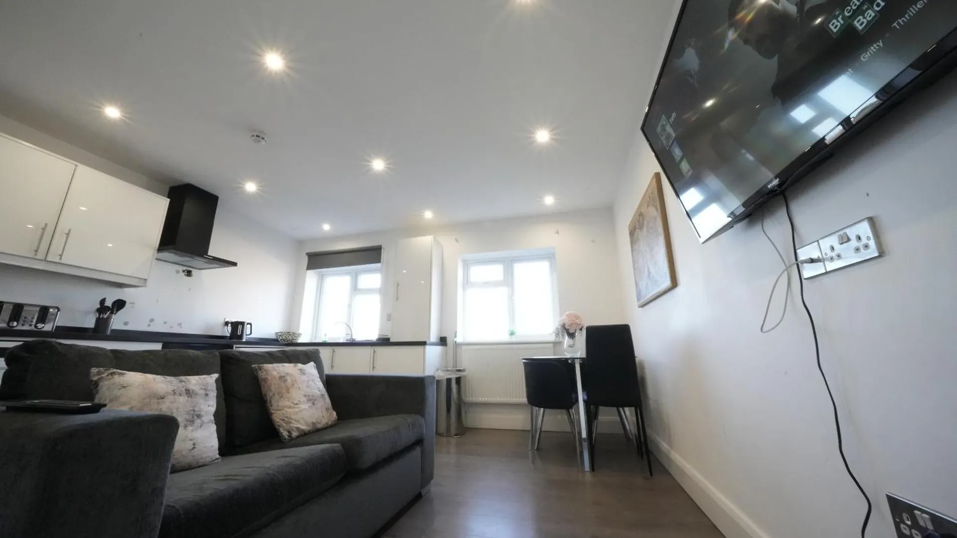 Hatton Apartments Heathrow Airport- Free Parking-Free Underground To And From Heathrow Airport Hatton Cross See Picture-See London Fast Hatton Cross To Central London 30Min