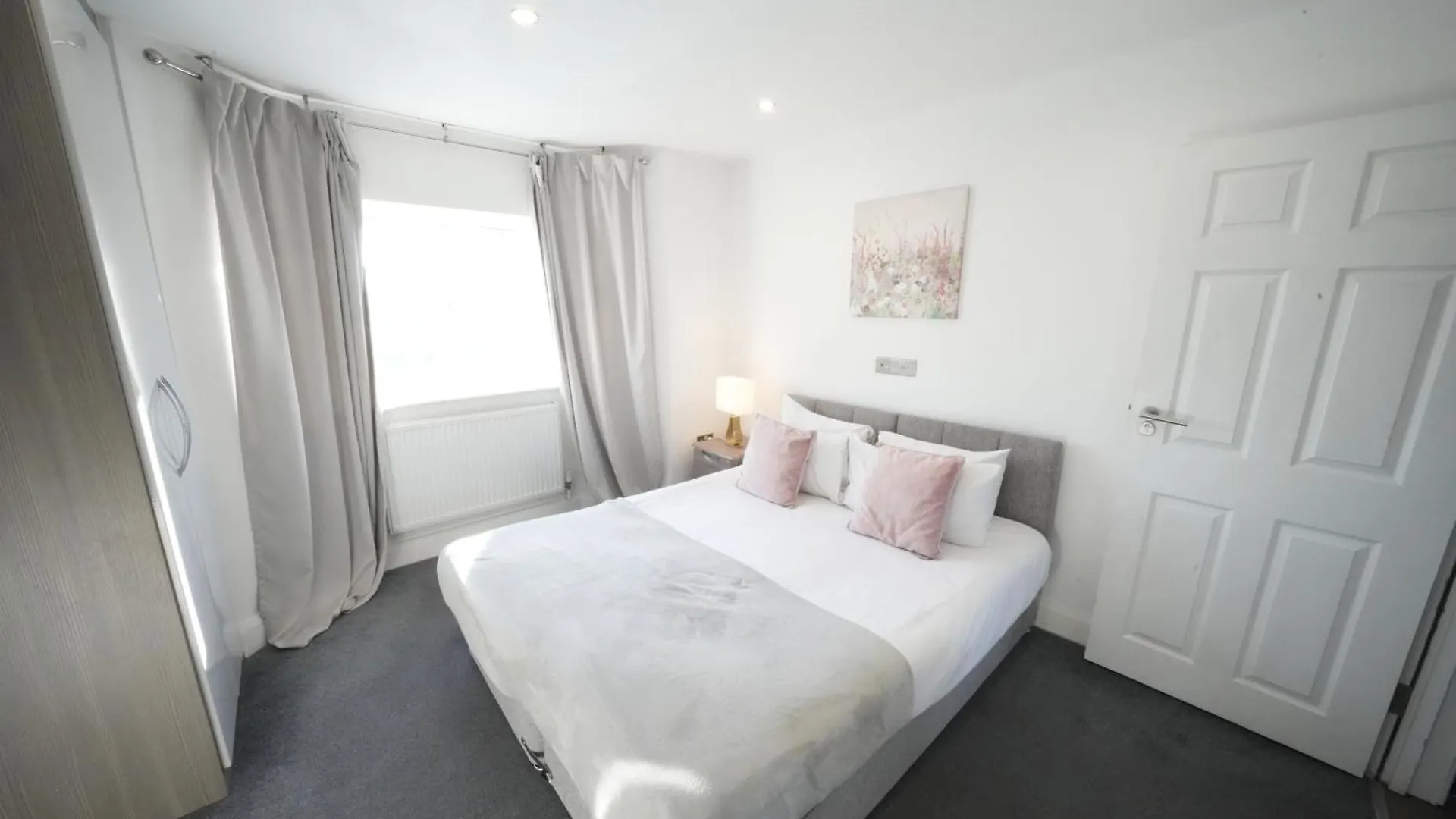 Hatton Apartments Heathrow Airport- Free Parking-Free Underground To And From Heathrow Airport Hatton Cross See Picture-See London Fast Hatton Cross To Central London 30Min