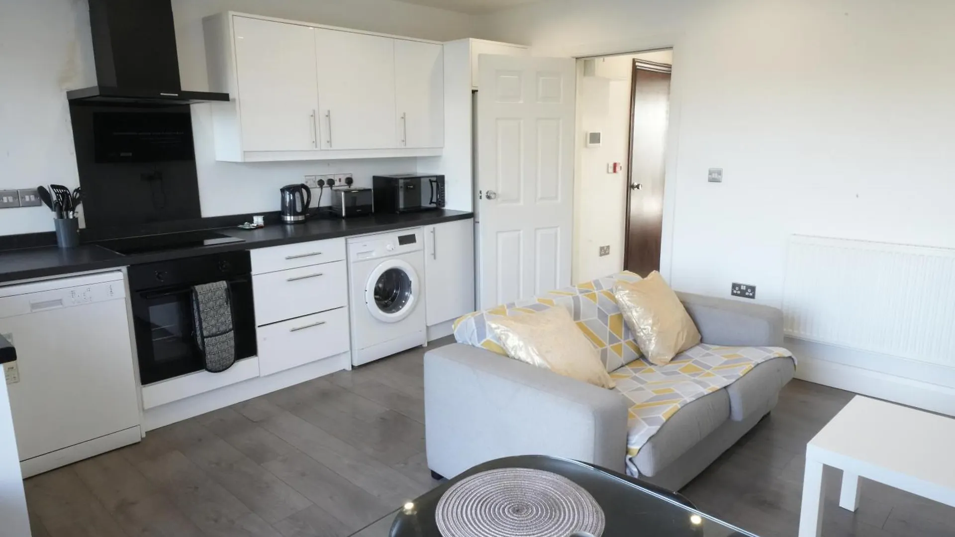 Hatton Apartments Heathrow Airport- Free Parking-Free Underground To And From Heathrow Airport Hatton Cross See Picture-See London Fast Hatton Cross To Central London 30Min