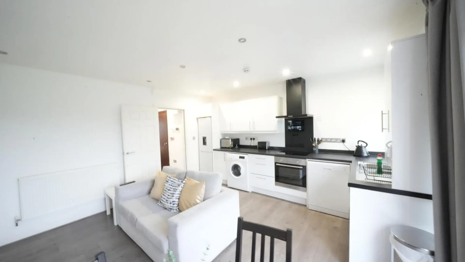 Hatton Apartments Heathrow Airport- Free Parking-Free Underground To And From Heathrow Airport Hatton Cross See Picture-See London Fast Hatton Cross To Central London 30Min