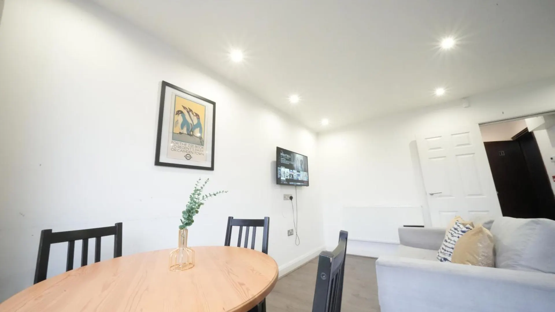 Hatton Apartments Heathrow Airport- Free Parking-Free Underground To And From Heathrow Airport Hatton Cross See Picture-See London Fast Hatton Cross To Central London 30Min